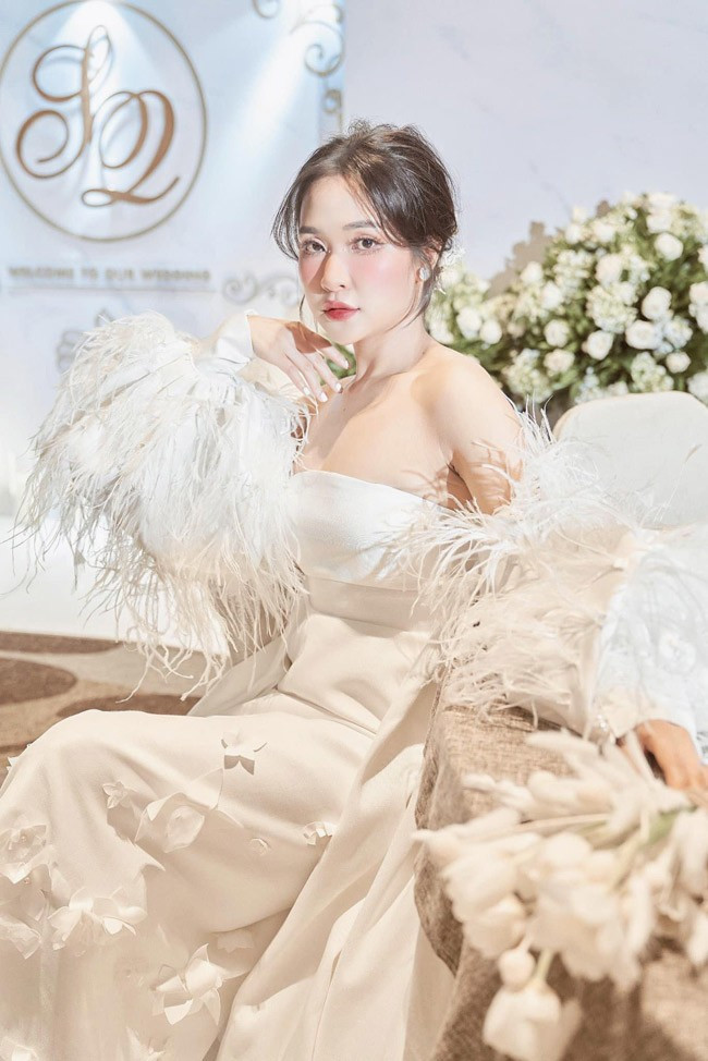 Hồ Quyên từng tham gia một số gameshow truyền hình, cô hiện lại là mẫu ảnh kiêm diễn viên tự do.