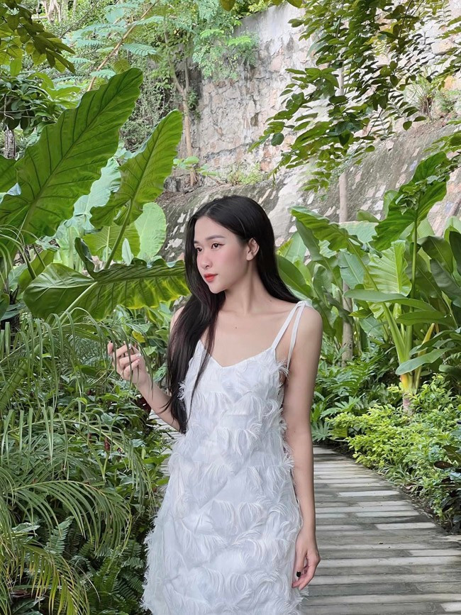 Vợ của sao trẻ HAGL gây ấn tượng với nhan sắc ngọt ngào, vóc dáng nóng bỏng. Hoạt động trong lĩnh vực nghệ thuật, cô nàng rất biết cách chăm chút ngoại hình.