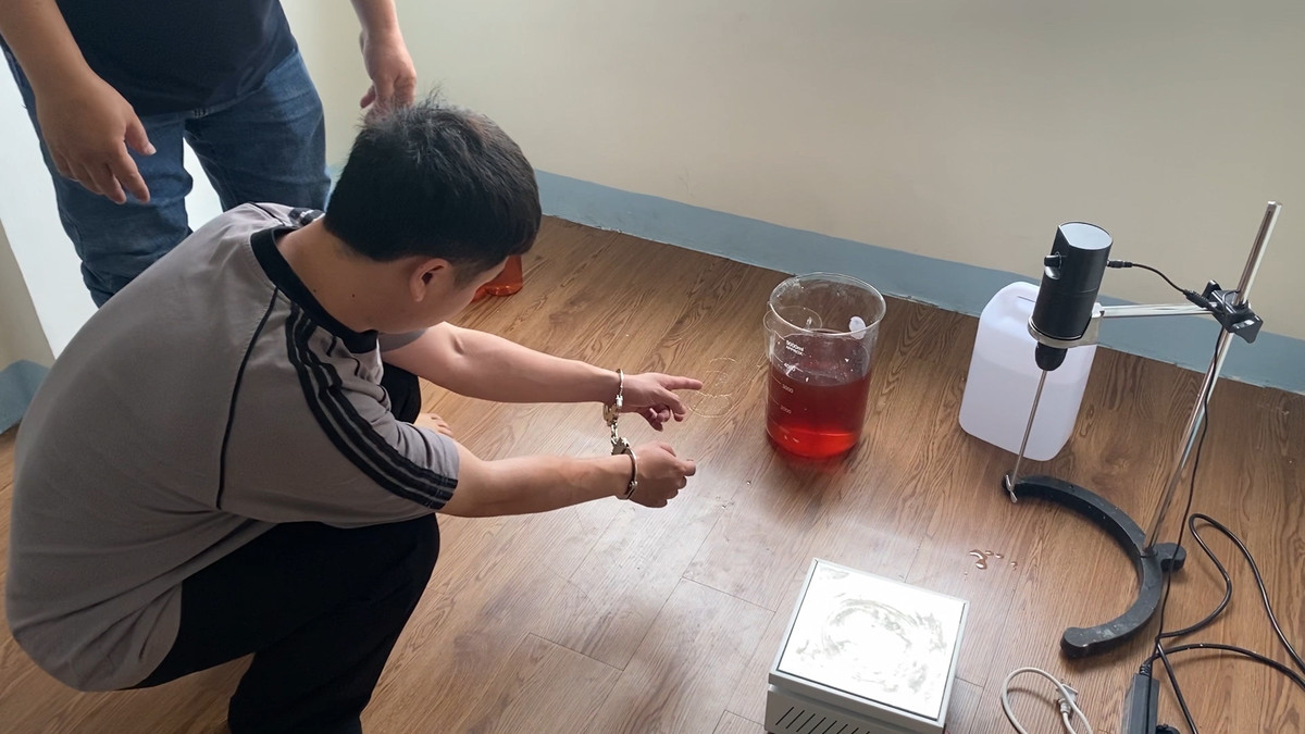 Doi tuong dieu che ma tuy trong nha nghi bi phat hien tu chi tiet la-Hinh-2