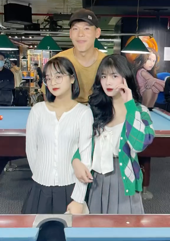 Vì vậy mà nhiều người không khỏi thắc mắc về mối quan hệ của "ông chú" cầu thủ đội tuyển Việt Nam với 2 idol "tóp tóp" Gấm Kami và Quỳnh Alee.