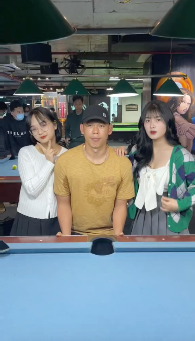 Nếu như bạn không để ý thì ngoài việc là thủ môn Bùi Tấn Trường còn được biết đến với vị trí hot TikToker. Anh hiện đang có hơn 1 triệu người theo dõi trên nền tảng này.