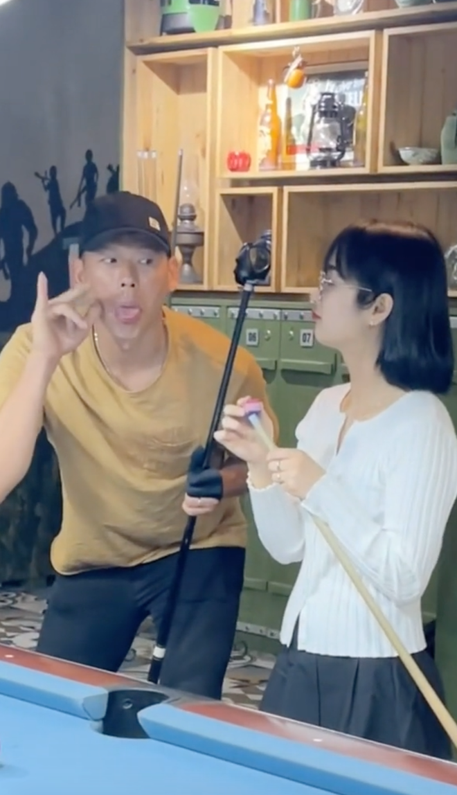 Được biết Quỳnh Alee và Gấm Kami là những cô nàng hay PK livestream với Tấn Trường. Không dừng lại ở đó, "ông chú" thủ môn còn cùng 2 cô cháu và các hot TikToker khác đi chơi khi không có lịch tập luyện.