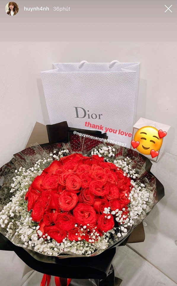 Mới đây, bạn gái Quang Hải khoe ảnh ôm bó hoa hồng siêu to khổng lồ và tag tên chàng tiền vệ khá tình cảm.