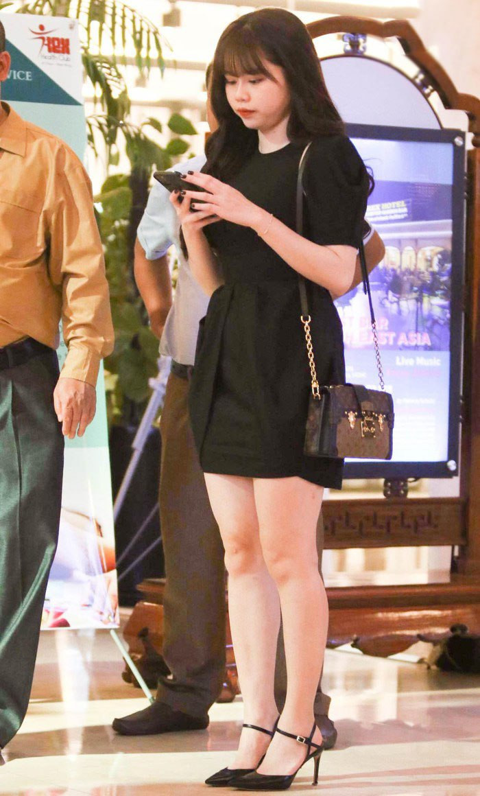 Huỳnh Anh cũng tận tình "theo chân" Quang Hải qua từng trận đấu. Khi thì cô nàng xuất hiện tại Hà Nội, sau đó là tại Bình Dương.