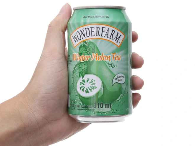 Hương vị “khét khét”, ngai ngái đặc trưng của nước bí đao là nguyên nhân khiến dân tình khó uống nhất, thậm chí còn phát sợ. Dù người khen kẻ chê, nhưng cứ đến Tết là sẽ thấy các lon bí đao xuất hiện, mà còn là thùng bí đao nhé!