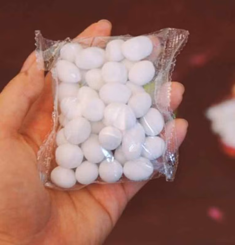 "Trứng chim" hay còn gọi là mứt lạc, từng được hội trẻ con "săn đón" mỗi mùa Tết đến cách đây cả chục năm.