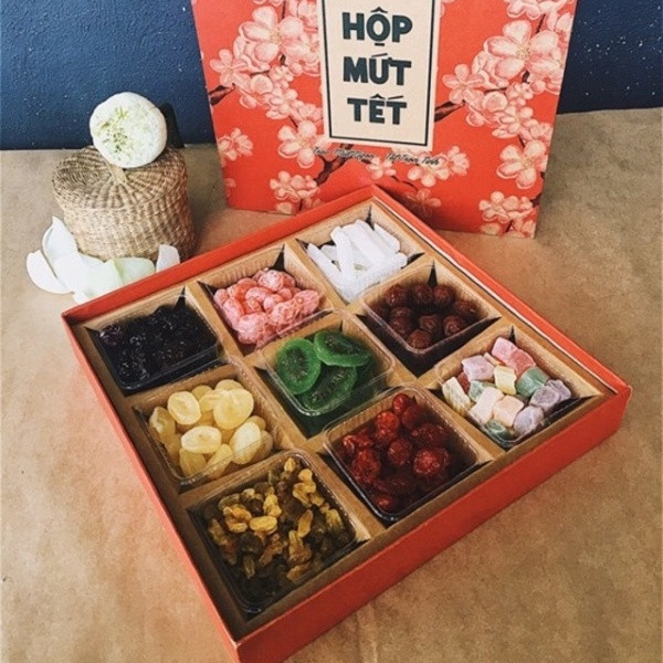 Hộp mứt Tết truyền thống từng được nhiều gia đình ưa chuộng cách đây vài chục năm.
