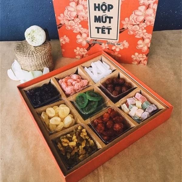 Hộp mứt Tết truyền thống từng được nhiều gia đình ưa chuộng cách đây vài chục năm.