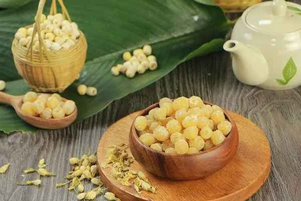 Về độ ngọt thì mứt bí và mứt sen cũng "một chín một mười"...