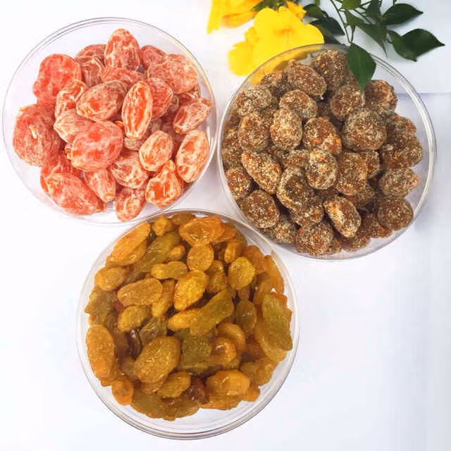 Ăn chơi ăn vui, ăn vài miếng thì thòm thèm, nhưng để mà “giải quyết” được hết chỗ ô mai của mẹ thì phải đến tháng 2. Ô mai cũng có dăm loại ô mai, tuỳ nhà thích ăn khô hay ướt, chua hay ngọt...