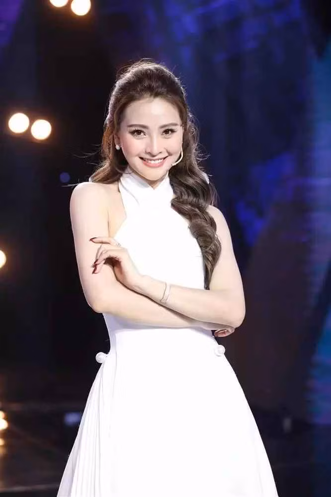 "Cảm ơn người bạn đáng quý của tôi suốt những năm tháng qua. Sẽ luôn trân trọng, tự hào về bạn và sẽ mang hành trang bạn trao để vững vàng hơn trên con đường sắp tới. Tạm biệt nhé, VTV6", cô viết.