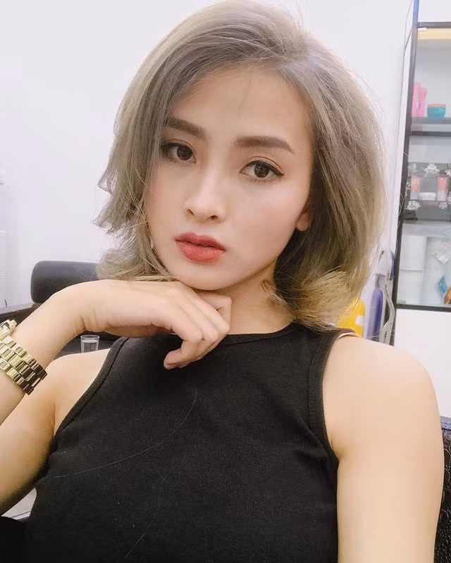 Bên cạnh đó, nữ MC còn sở hữu vẻ ngoài xinh đẹp, gợi cảm cùng gu thời trang cá tính, năng động.