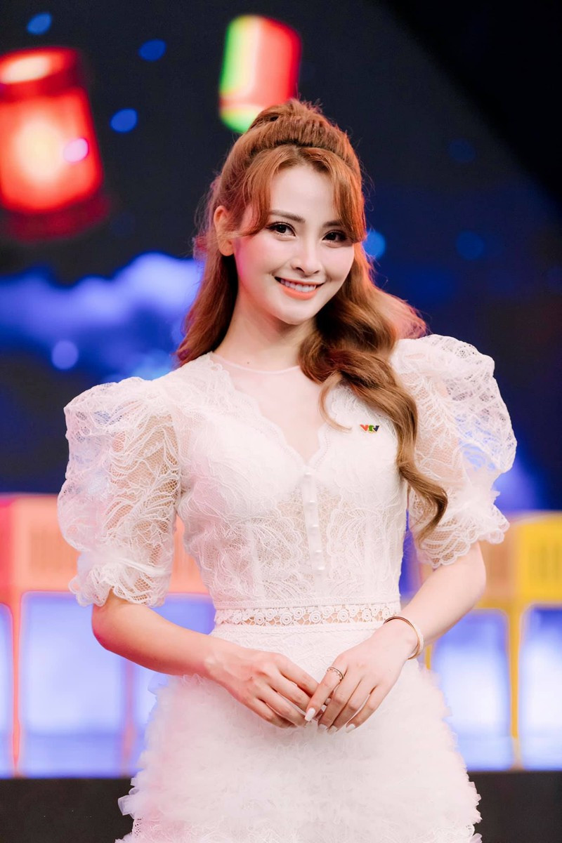 Mù Tạt được biết đến là một trong những MC đời đầu của chương trình "Bữa Trưa Vui Vẻ" trên kênh sóng VTV6. Cô được yêu mến nhờ lối dẫn dắt hài hước, nhí nhảnh.