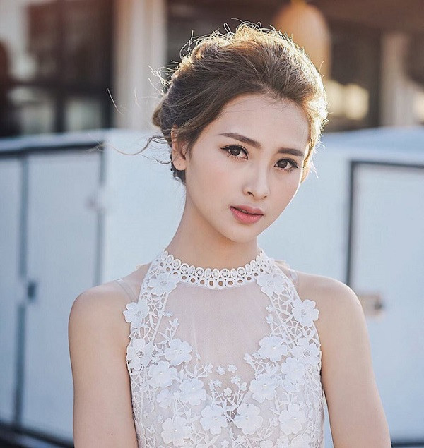 Xuất hiện trên sóng truyền hình hay trong các sự kiện, phong cách thời trang của Mù Tạt khá đa dạng. Khi thì thanh lịch, nhẹ nhàng, khi lại trẻ trung, cá tính.