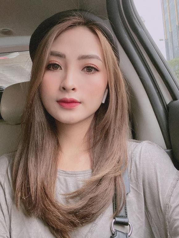 Sở hữu ngoại hình cân đối, gương mặt xinh xắn cùng gu thời trang hiện đại, 9X được xem là một trong những MC trẻ trung nhất của VTV6.