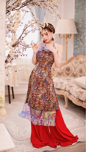 Băng Ngân hướng tới phong cách nàng thơ mơ màng, nữ tính khi chụp cho các bạn gái khác, còn bản thân lại theo đuổi hình tượng quyến rũ.