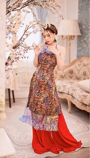 Băng Ngân hướng tới phong cách nàng thơ mơ màng, nữ tính khi chụp cho các bạn gái khác, còn bản thân lại theo đuổi hình tượng quyến rũ.