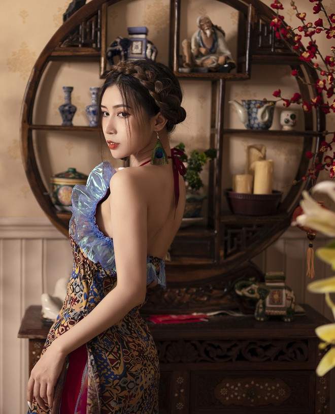 Chia sẻ về bộ ảnh mới, Băng Ngân cho biết: "Mình lướt mạng thì thấy những bức tranh vẽ cô gái dưới mặt trăng rất thu hút, nên muốn thử biến nó thành hiện thực xem thế nào. Vì dịch bệnh, giãn cách nên không thể có đủ đạo cụ, phụ kiện, nên mình dùng những thứ có sẵn tại nhà để chụp, rồi dùng các app chỉnh ảnh để ghép cảnh, trau chuốt lại".