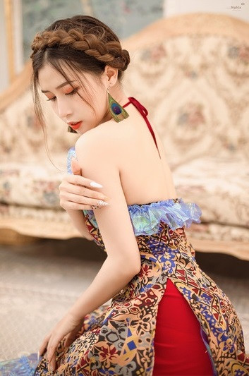 Băng Ngân chia sẻ: "Ở phố núi Đắk Lắk, việc theo đuổi phong cách này cũng gặp nhiều ý kiến trái chiều, nhưng mình chỉ quan tâm tới cảm nhận của mẹ và gia đình thôi. Mẹ mình cũng từng trong ngành làm đẹp nên suy nghĩ thoáng, hay thả like ảnh hoặc story của mình lắm. Phong cách này cũng giúp mình thu hút hơn, thuận lợi cho công việc hơn thì gia đình không có ý kiến gì cả"