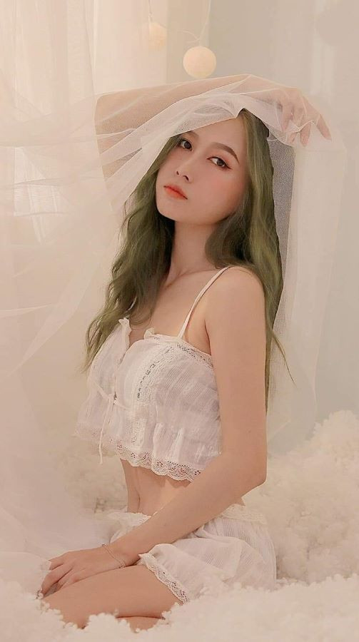 Do ảnh hưởng của dịch bệnh kéo dài, công việc chụp ảnh của Băng Ngân bị gián đoạn, nhưng bù lại những phần việc KOL của cô vẫn tạm ổn.