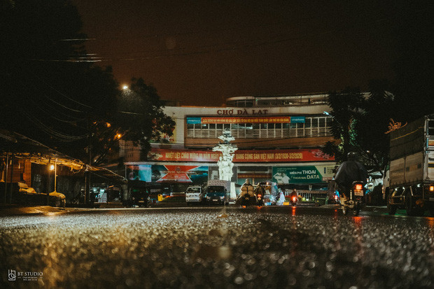 Thực hiện bộ ảnh này, Lê Đình Bảo ho hay vì có vài chuyện buồn nên anh bạn quyết định xách xe phóng lên Đà Lạt một mình. Bảo xuất phát vào 2h đêm thứ 7 tuần trước, băng qua mưa gió và sương lạnh buốt, đến gần 5h sáng thì tới nơi.