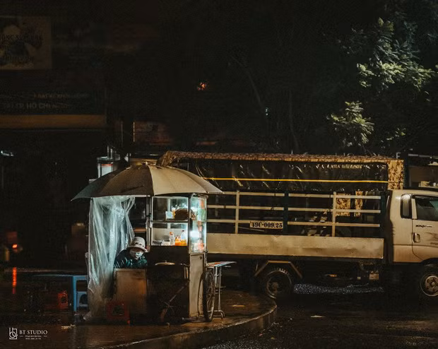 Nói thêm về khung cảnh của Đà Lạt trong ảnh của mình, Đình Bảo cho biết thêm: "Chuyến đi này khiến mình chợt nhớ về những lần lên Đà Lạt chơi từ hồi 6, 7 năm trước. Lúc đó không có nhiều khách du lịch như bây giờ. Sài Gòn đủ ồn ào rồi, đâu ai lên Đà Lạt lại muốn nó giống Sài Gòn nữa?...