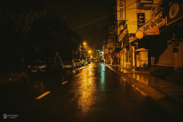 Các khách sạn, hàng quán ven đường cũng đóng cửa im ỉm vì không có khách.