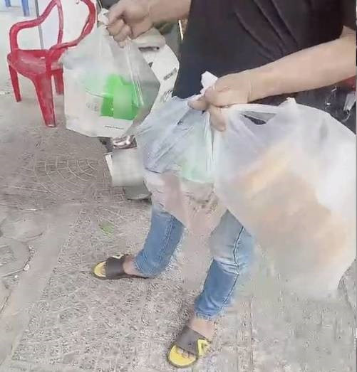 Cụ thể, trên trang cá nhân của mình, Trang Nemo đã đăng tải đoạn clip nhận số lượng lớn trà sữa, bánh ngọt từ shipper.