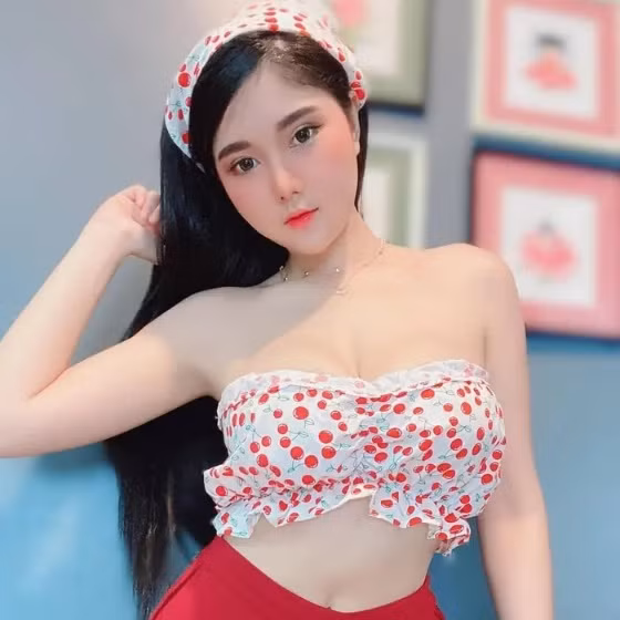 Từ khi không còn dạy học nữa, Kanyanat Puchaneeyakul cũng mạnh dạng chụp những bộ ảnh tươi mát khoe thân hình gợi cảm với 3 vòng khó cưỡng của mình.