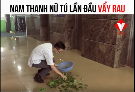 Tất nhiên không ngoài dự đoán, phe vảy phát rơi luôn chiếm đa số. Dù bạn là trai hay gái, lần đầu cầm vào rổ rau thì ai cũng long ngóng như ai.
