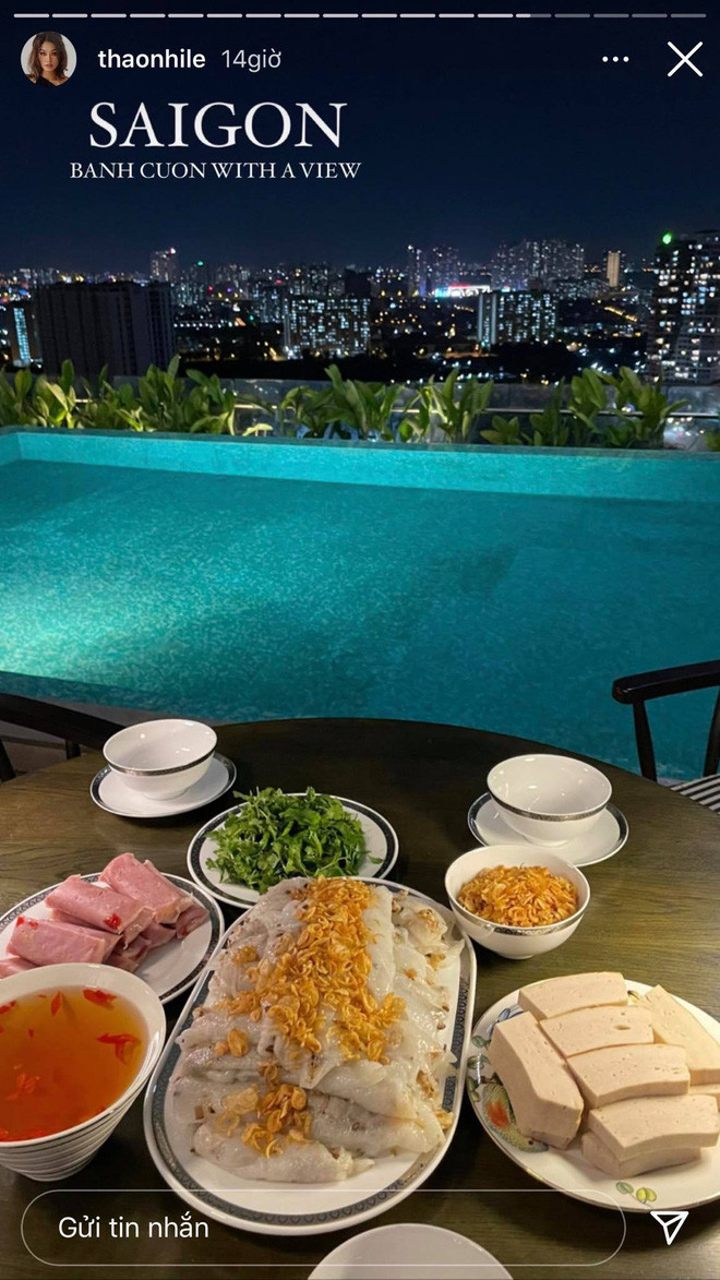 Mới đây trên trang cá nhân, rich kid Thảo Nhi Lê làm một bữa tiệc bánh cuốn và nem chua cực kỳ đầy đặn. Hoá ra bao năm ở trời Âu nhưng về khoản nấu ăn truyền thống, cô nàng không thua kém gái đảm nào.