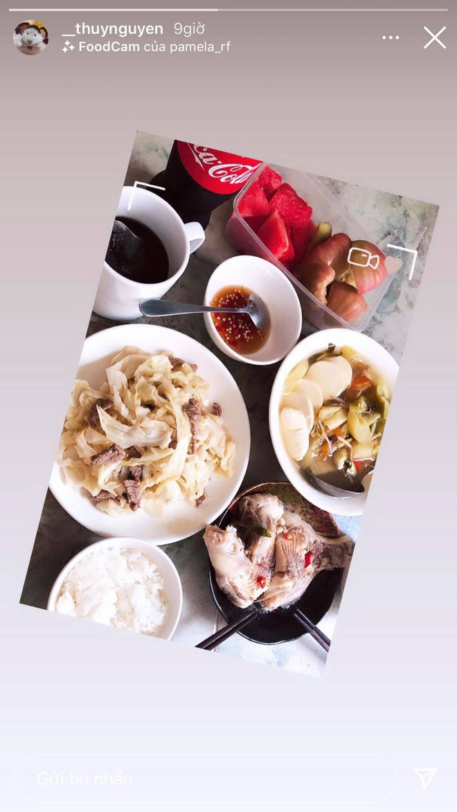Có vẻ như Thủy Nguyễn ăn một mình nhưng vẫn đầy đủ canh, xào, mặn lại còn cả hoa quả nữa.