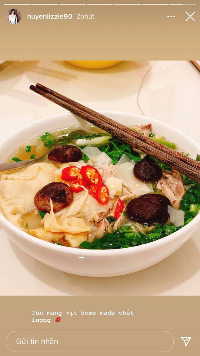 Huyền Lizzie khiến nhiều người phải tấm tắc khoe món bún vịt nhà làm chất lượng cao chẳng kém ngoài hàng.