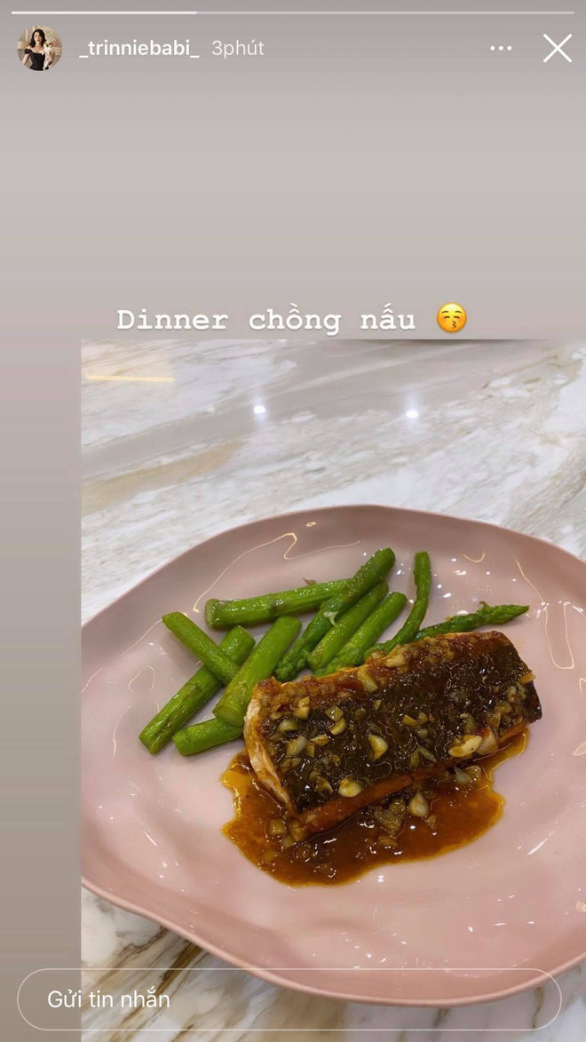 Chồng rich kid Trinh Hoàng đã trổ tài làm món Âu cho cô nàng những ngày ở nhà chống dịch.