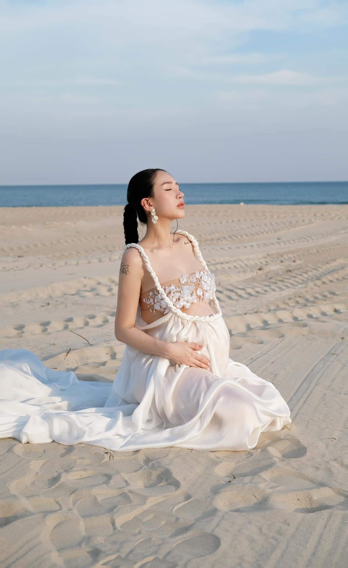 Mới đây, Joyce Phạm (tên thật Phạm Trần Nguyễn Minh Anh) đã khoe khoảnh khắc diện bikini dây mảnh phô diễn đường cong nảy nở trên bãi biển khi đang có bầu em bé thứ ba hơn 8 tháng.