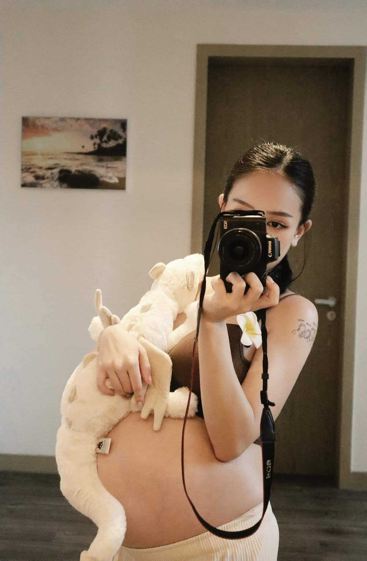 Mẹ bầu Gen Z tự tin khoe ảnh check-in trước gương.