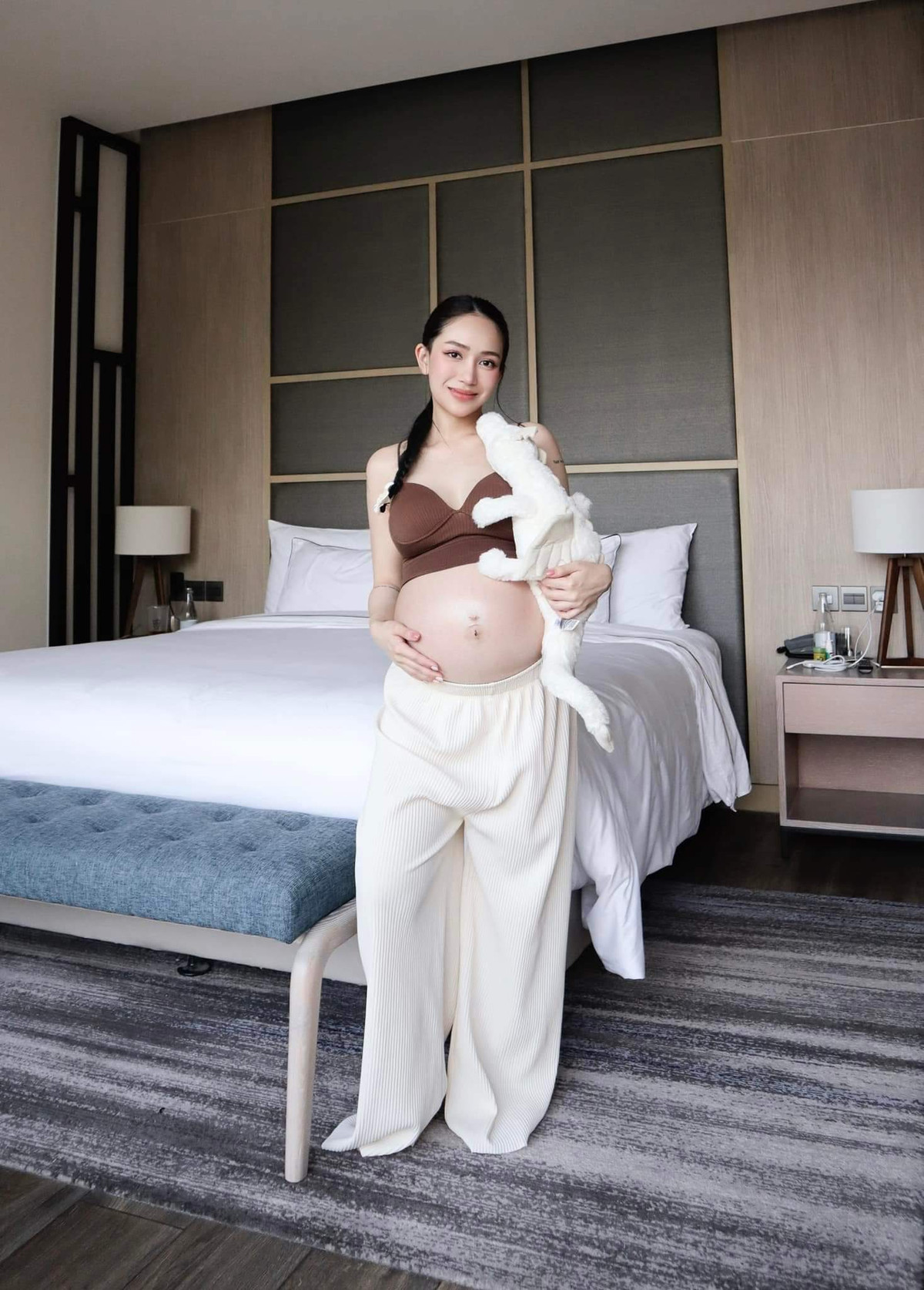 Không chỉ gây chú ý bởi nhan sắc mà những phụ kiện xuất hiện trong bức ảnh của Joyce Phạm cũng toát lên mùi tiền, điển hình như chú rồng bạch tạng đến từ nhà Jelly Cat đang cực hot trên mạng.