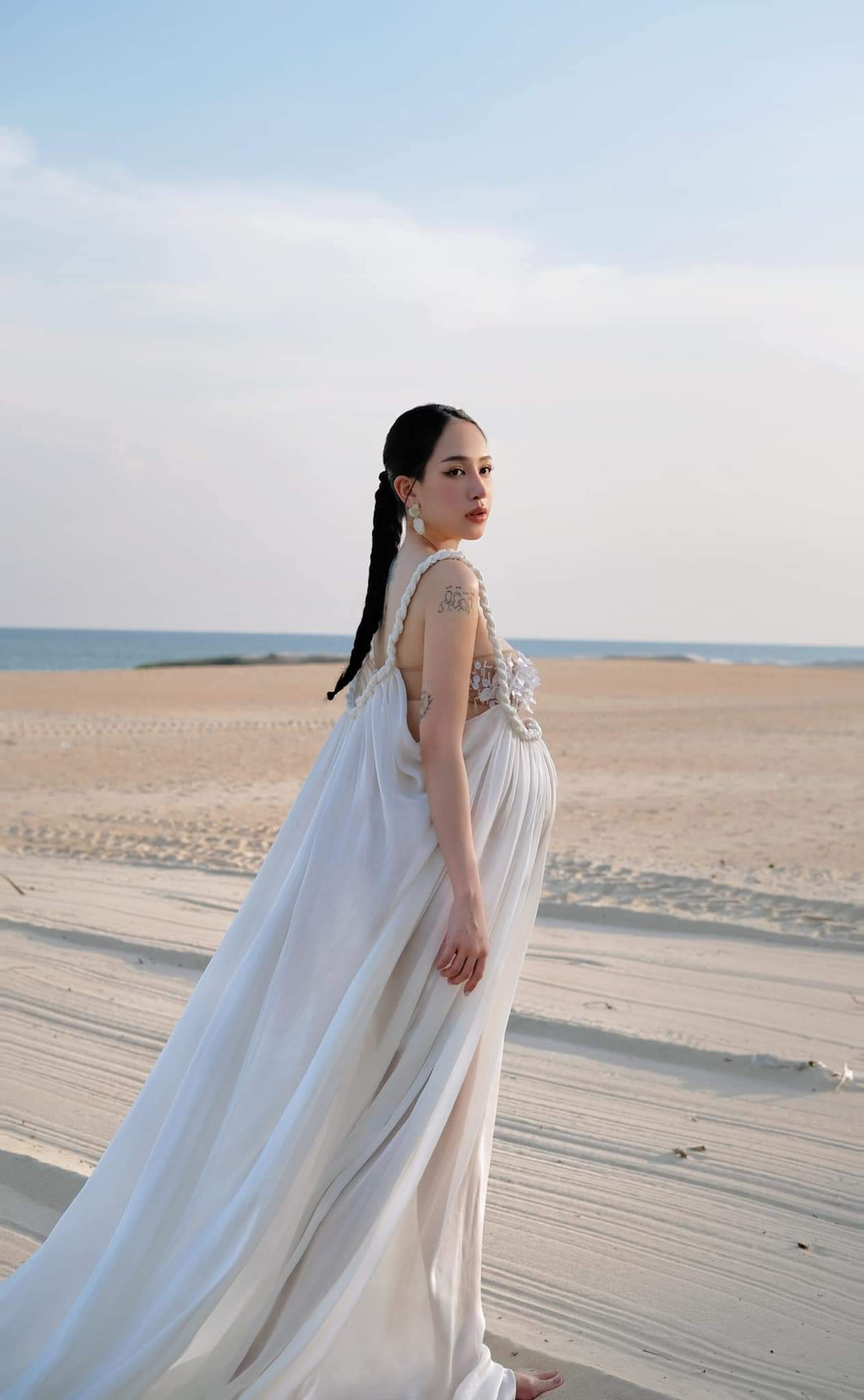 Loạt ảnh diện bikini này của Joyce Phạm nhanh chóng chiếm được sự chú ý của nhiều người. Cô nàng nhận về lời khen dù mang bầu ở tháng cuối nhưng không bị vỡ nét.