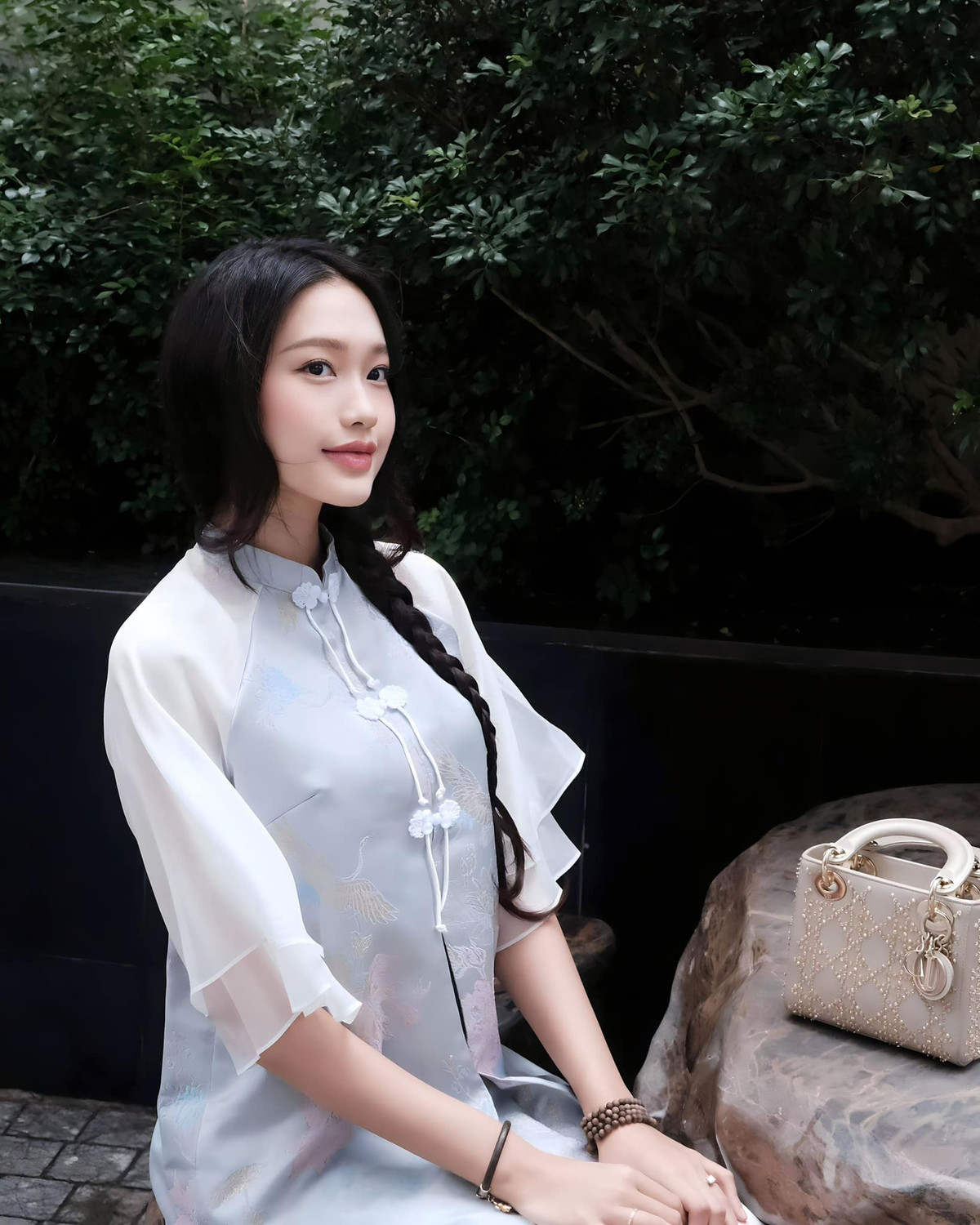 Tuy nhiên, bà xã Đoàn Văn Hậu đã lập tức đáp trả tin đồn: "Mình không tiêm hay làm gì đâu nha bạn ơi". Kèm theo đó là hai biểu tượng cười ra nước mắt và cười gượng bất lực.