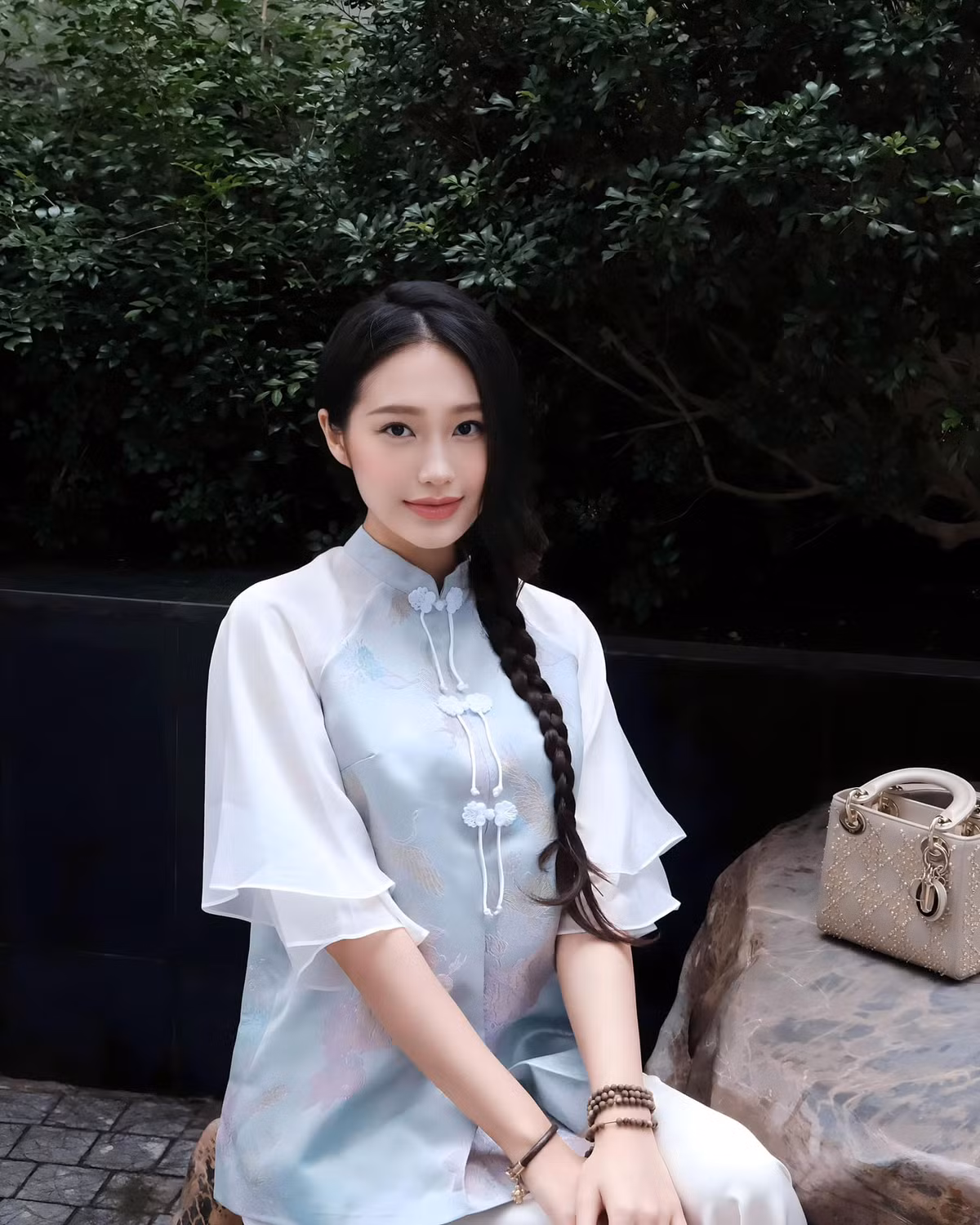 Trước đó, Doãn Hải My đã nhiều lần khẳng định việc cô không có can thiệp dao kéo mà vẻ ngoài hoàn toàn là tự nhiên và nhan sắc xinh đẹp có được nhờ thừa hưởng từ bố mẹ.