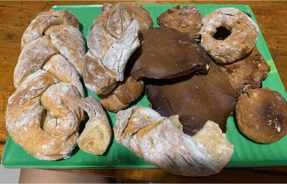 "Nghe đồn bánh mì hoa cúc mềm lắm, không hiểu sao nó cứng như đá vầy bà con! Còn mấy cái đen đen kia là bánh socola, không phải phân bò đâu nhé! Chị em xem xong inbox chỉ mình cách làm bánh với, hay là chuyển sang làm lòng lợn chay?". Một mẹ đoảng dí dỏm chia sẻ lần nấu ăn thất bại của mình.