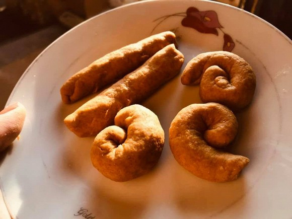 Bánh mì mới ra lò và hình thù chẳng giống ai.