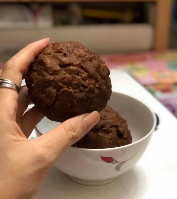 Chủ nhân món bánh review sản phẩm: "Học đòi thiên hạ làm bánh bao bột mì nguyên cám, healthy, ít calo. Và đây là thành phẩm, không ai dám thử".