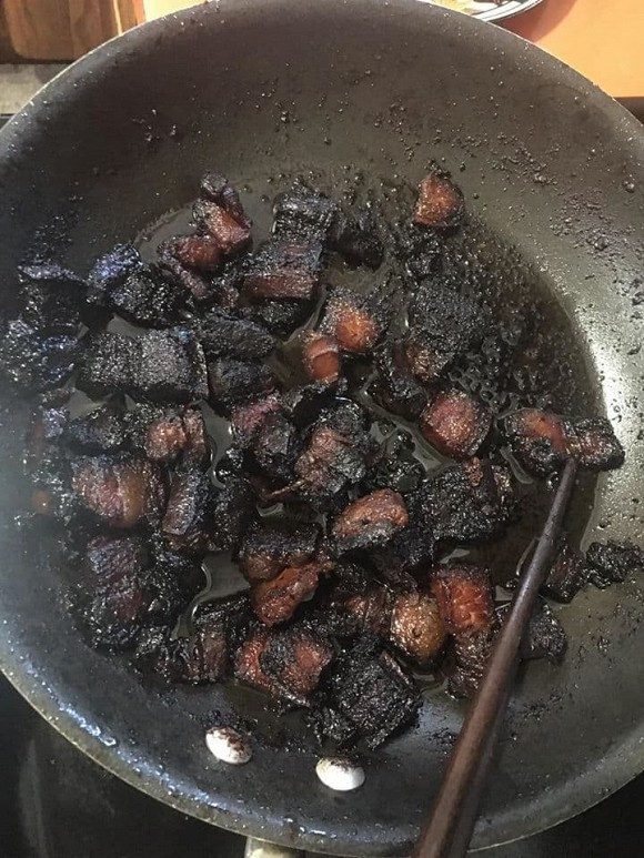 Mới đây, trên fanpage của nhóm thảm họa nấu ăn tên "Hội ghét bếp", một trò tiêu khiển được các thành viên nghĩ ra đó là đặt tên cho những món ăn bị nấu hỏng.