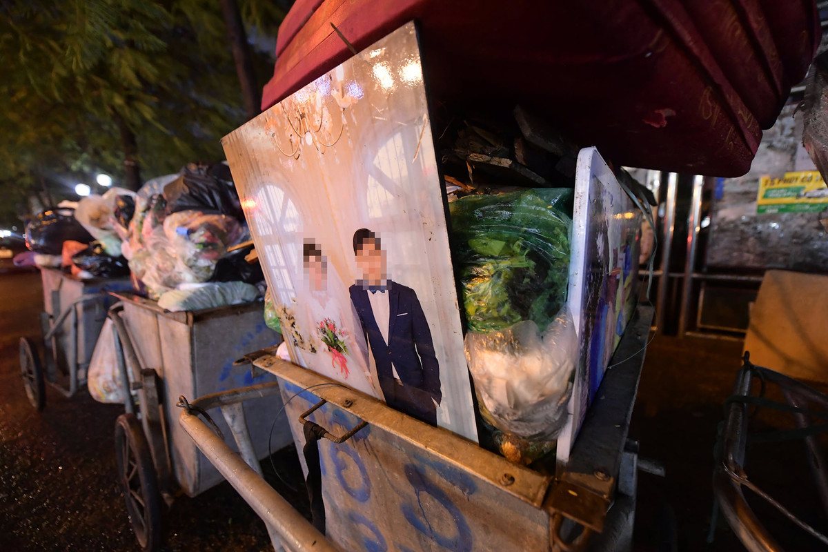 Trong đám cưới, những tấm ảnh cưới là thứ không thể thiếu. Nó được các cặp đôi đầu tư kĩ lưỡng để chuẩn bị cho ngày trọng đại của mình. Thứ nhất để kỉ niệm, tiếp đó để khoe với họ hàng hai bên và bạn bè.