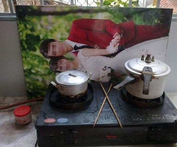 Sau thời gian sử dụng, dù không hỏng nhưng nhiều tấm ảnh cưới cũng bị làm cái chặn bếp.