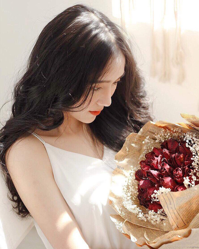 Ở Trúc Phương luôn toát lên vẻ đẹp mong manh sương khói và sự thanh tú hiếm có. Năm trước hot girl Học viện Hàng không chụp 1 bộ ảnh cùng chính bộ đồng phục trường và được mọi người khen ngợi rất nhiều đồng thời nhận gây chú ý với gần 10.000 lượt like chỉ sau một thời gian ngắn.