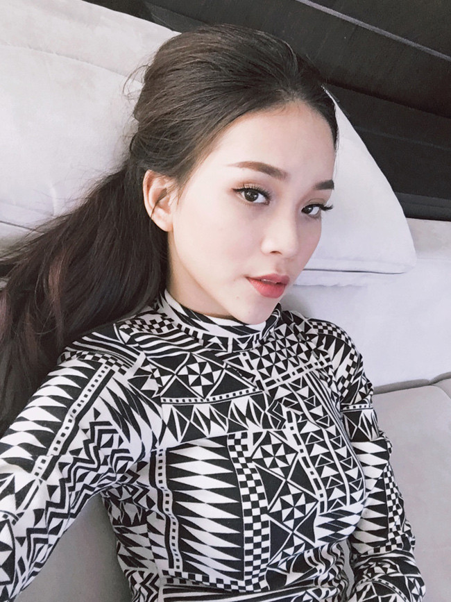 Dù rất yêu thích công việc tiếp viên hàng không nhưng Phương TiTi vẫn quyết tâm theo học ngành Quản trị cảng Hàng không để có được một công việc ổn định lâu dài.