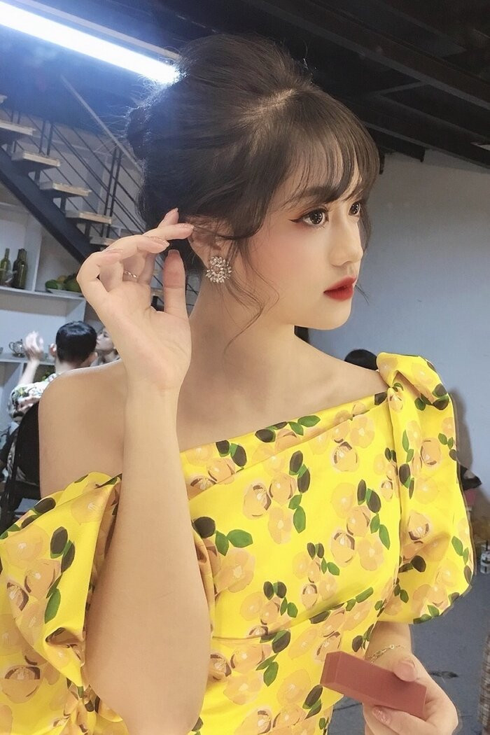 Khánh Linh đang là sinh viên năm 3 của trường Học viện Hàng Không TP HCM. Hot girl 9X chia sẻ từ nhỏ đam mê ngành Hàng không và yêu thích được đi nhiều nước trên thế giới. Vì vậy, cô “bất chấp” sự ngăn cản của gia đình để gác mọi việc sang một bên, chuyên tâm thi đỗ vào ngôi trường nổi tiếng đạo tạo tiếp viên và phi công.