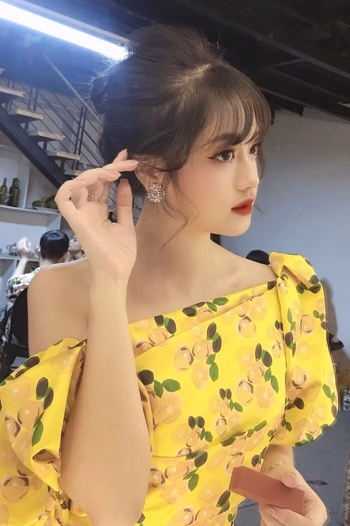 Khánh Linh đang là sinh viên năm 3 của trường Học viện Hàng Không TP HCM. Hot girl 9X chia sẻ từ nhỏ đam mê ngành Hàng không và yêu thích được đi nhiều nước trên thế giới. Vì vậy, cô “bất chấp” sự ngăn cản của gia đình để gác mọi việc sang một bên, chuyên tâm thi đỗ vào ngôi trường nổi tiếng đạo tạo tiếp viên và phi công.